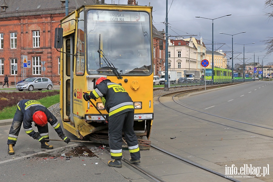 Samochd osobowy wjecha pod tramwaj na placu Sowiaskim, fot. 19