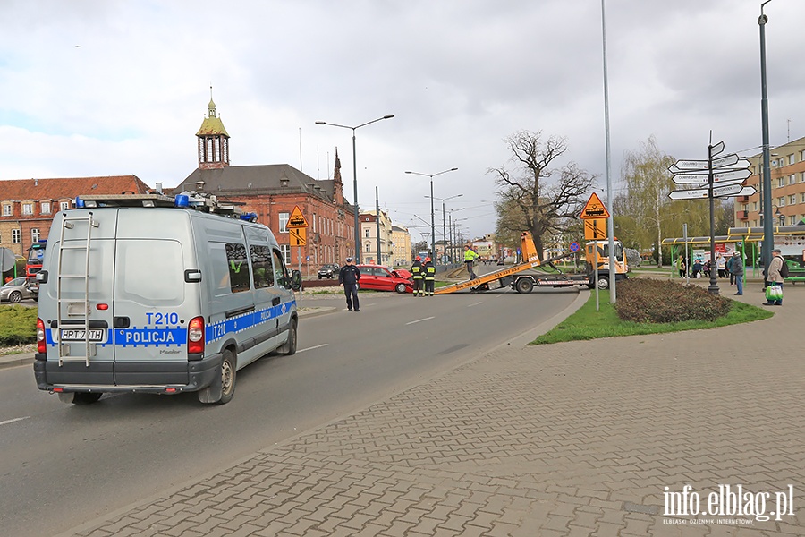 Samochd osobowy wjecha pod tramwaj na placu Sowiaskim, fot. 23