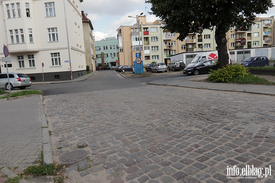 Czy na ulicy Powstacw Warszawskich asfalt zastpi kostk brukow?, fot. 24