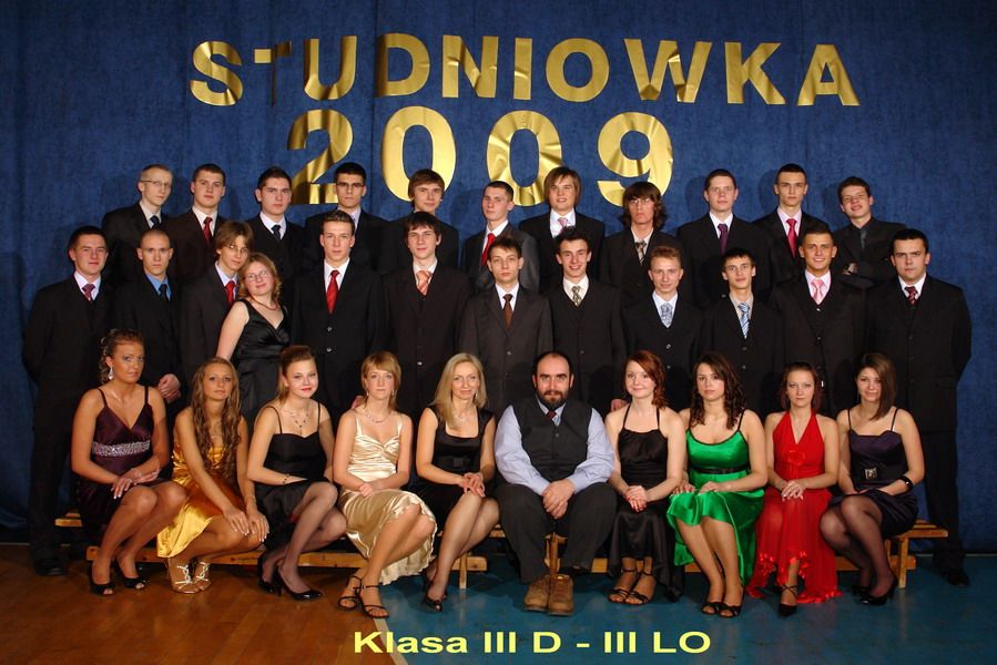 Zdjcia grupowe klas maturalnych na studniwkach w II LO, III LO, ZSH, ZST, fot. 9