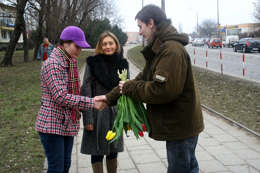 Redakcja info.elblag.pl rozdaje kwiaty z okazji Dnia Kobiet, fot. 11