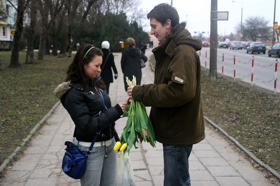 Redakcja info.elblag.pl rozdaje kwiaty z okazji Dnia Kobiet, fot. 13