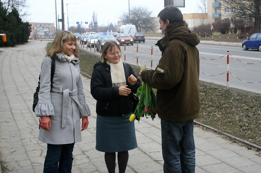 Redakcja info.elblag.pl rozdaje kwiaty z okazji Dnia Kobiet, fot. 14