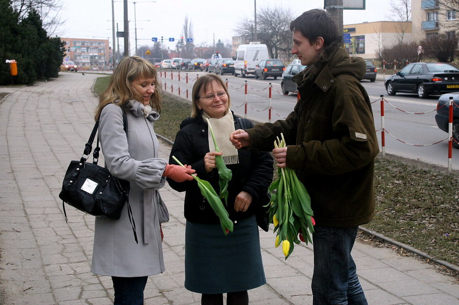 Redakcja info.elblag.pl rozdaje kwiaty z okazji Dnia Kobiet, fot. 15