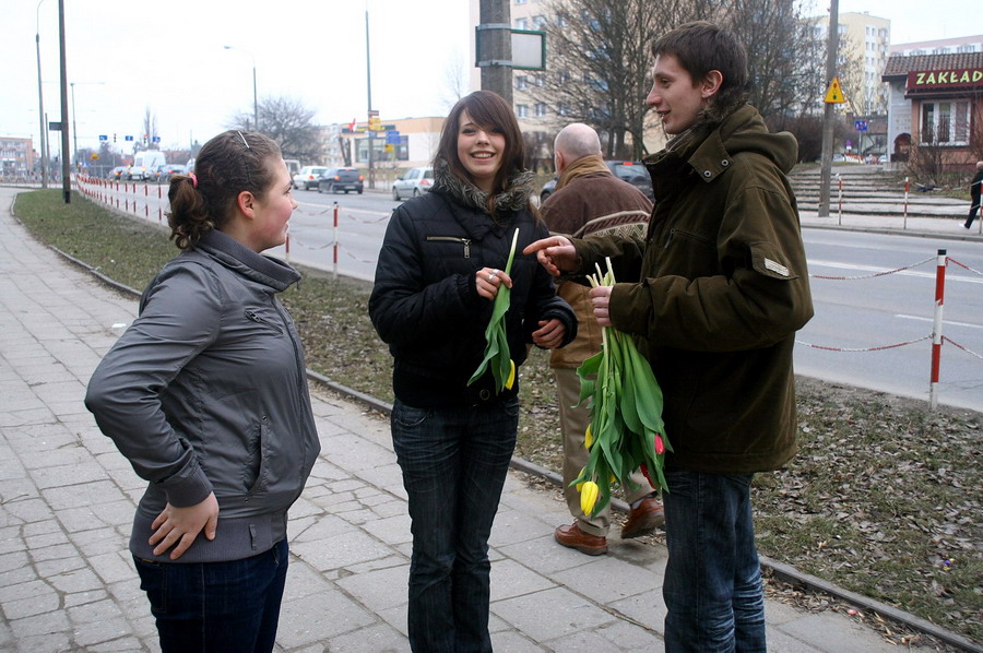 Redakcja info.elblag.pl rozdaje kwiaty z okazji Dnia Kobiet, fot. 16