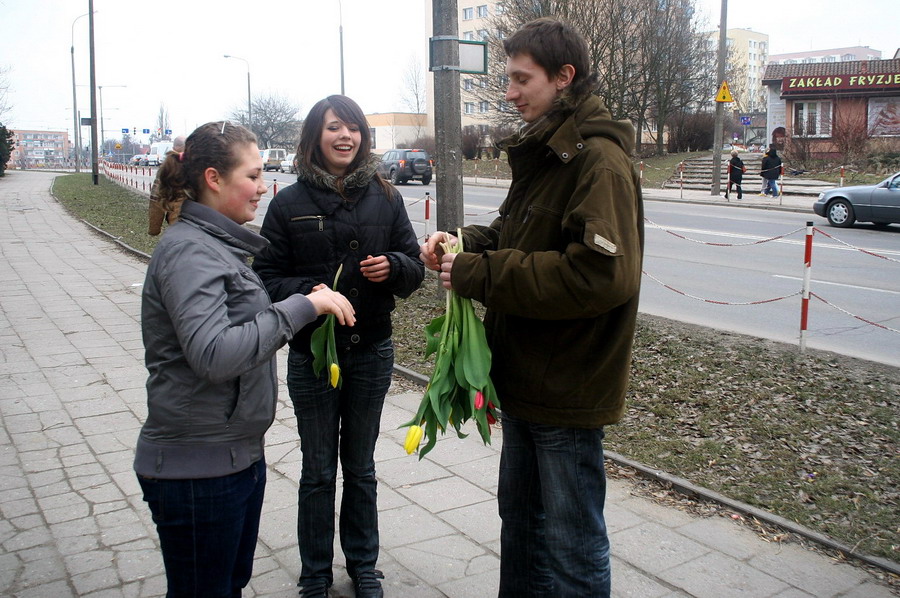 Redakcja info.elblag.pl rozdaje kwiaty z okazji Dnia Kobiet, fot. 17