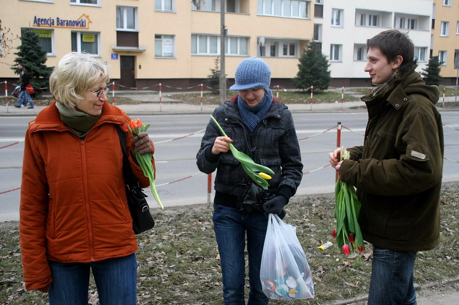 Redakcja info.elblag.pl rozdaje kwiaty z okazji Dnia Kobiet, fot. 19