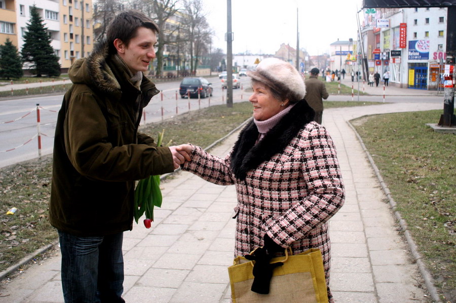 Redakcja info.elblag.pl rozdaje kwiaty z okazji Dnia Kobiet, fot. 21