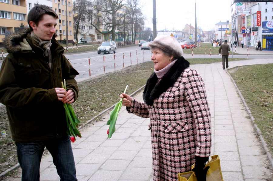 Redakcja info.elblag.pl rozdaje kwiaty z okazji Dnia Kobiet, fot. 22