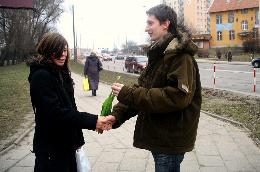 Redakcja info.elblag.pl rozdaje kwiaty z okazji Dnia Kobiet, fot. 23