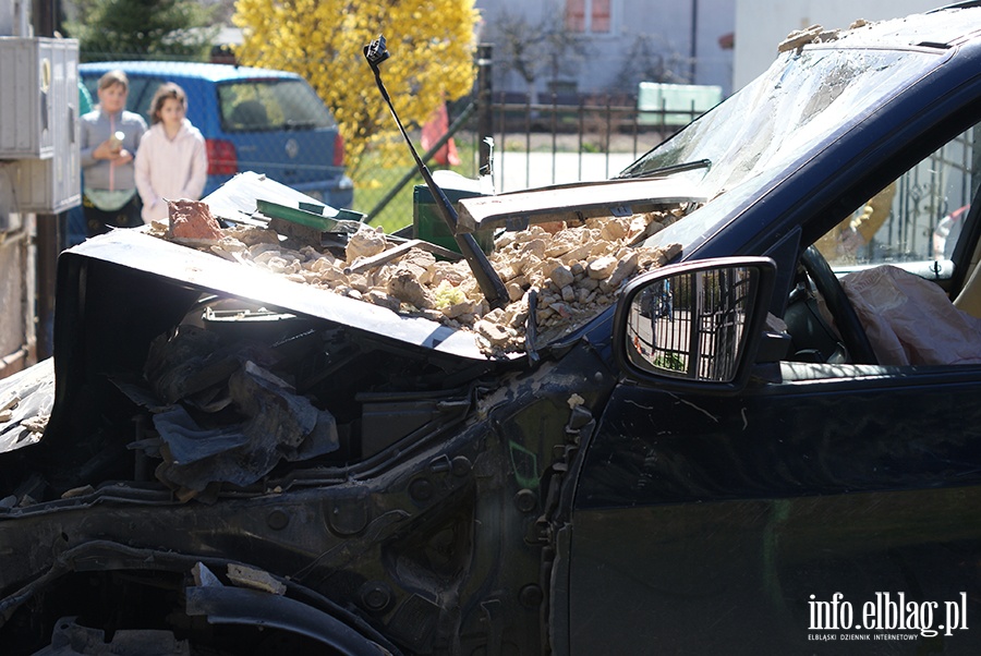 Ulica Kolejowa: Osobowe BMW wjechao w budynek mieszkalny, fot. 22