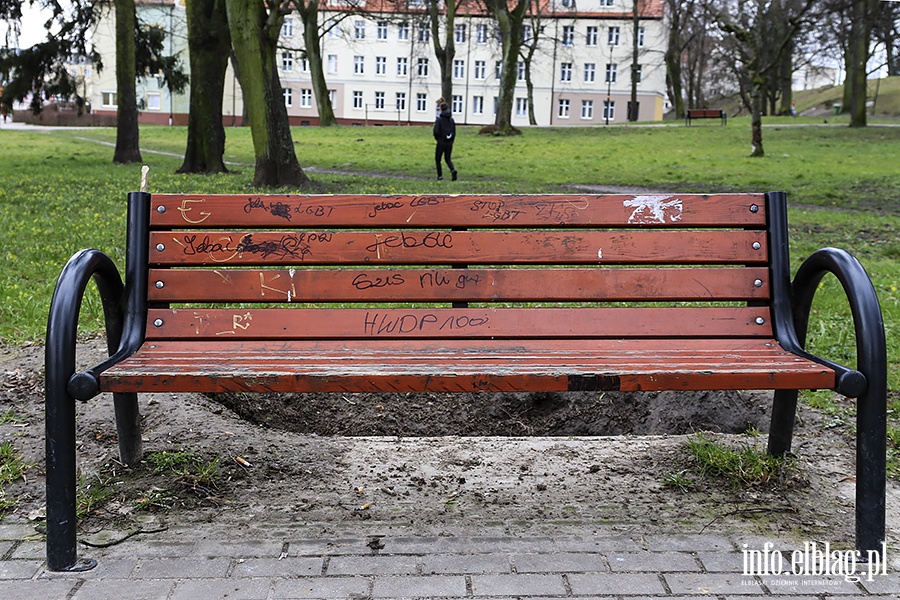 Park Traugutta zniszczone awki i tablica informacyjna, fot. 7