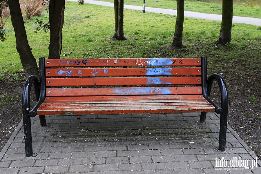 Park Traugutta zniszczone awki i tablica informacyjna, fot. 9