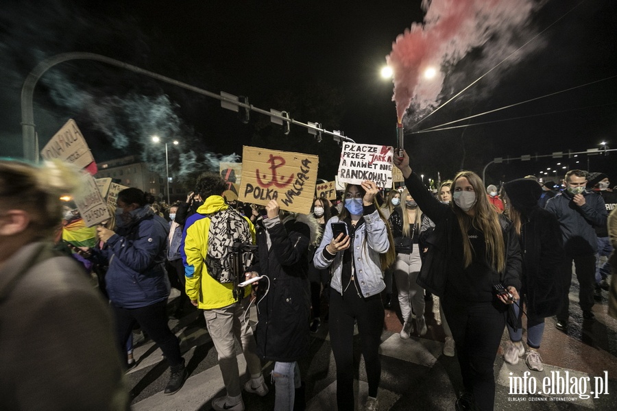 "Wyp..."po raz kolejny nioso si poulicach Elblga. Manifestujcym towarzyszya MartaLempart, fot. 61