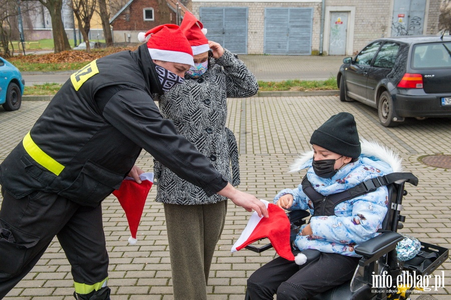 Elblscy straacy ponownie odwiedzili Angelik i Patrycj wraz ze... witym Mikoajem  Czytaj wicej na https://www.info.elblag.pl/#ixzz6hLzgt15V, fot. 4