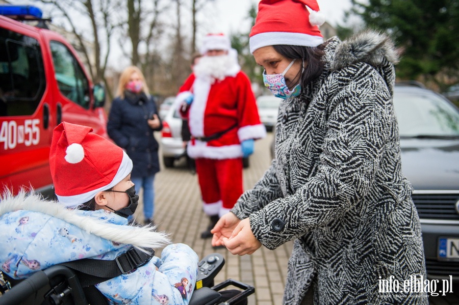 Elblscy straacy ponownie odwiedzili Angelik i Patrycj wraz ze... witym Mikoajem  Czytaj wicej na https://www.info.elblag.pl/#ixzz6hLzgt15V, fot. 5