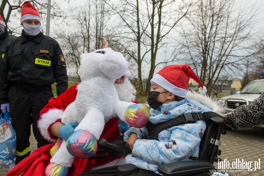 Elblscy straacy ponownie odwiedzili Angelik i Patrycj wraz ze... witym Mikoajem  Czytaj wicej na https://www.info.elblag.pl/#ixzz6hLzgt15V, fot. 17