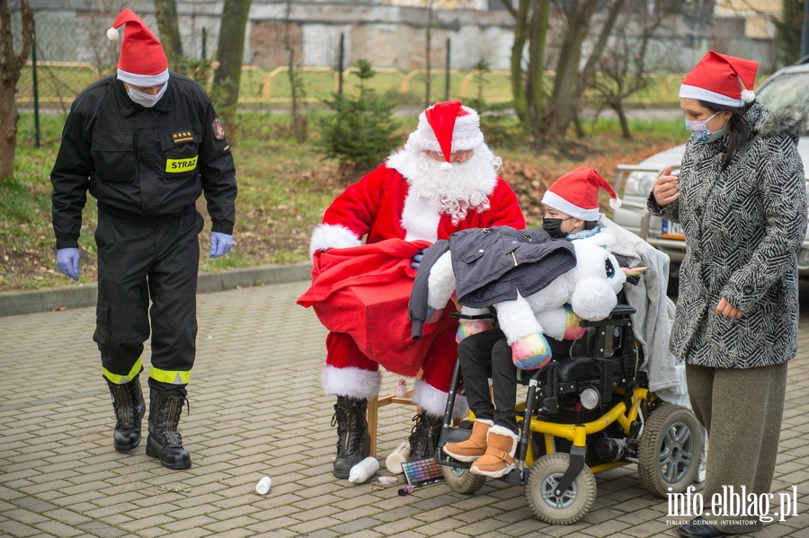 Elblscy straacy ponownie odwiedzili Angelik i Patrycj wraz ze... witym Mikoajem  Czytaj wicej na https://www.info.elblag.pl/#ixzz6hLzgt15V, fot. 22