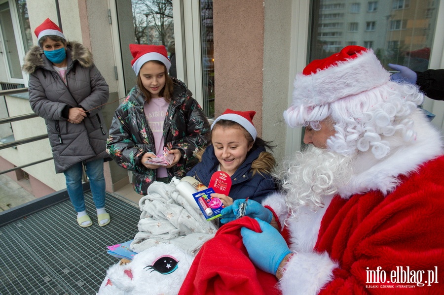 Elblscy straacy ponownie odwiedzili Angelik i Patrycj wraz ze... witym Mikoajem  Czytaj wicej na https://www.info.elblag.pl/#ixzz6hLzgt15V, fot. 52