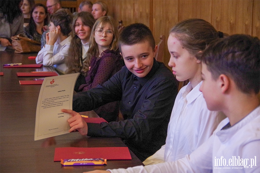 Wrczenie stypendiw na wyrwnywanie szans edukacyjnych dla uczniw klas sidmych i smych, fot. 13