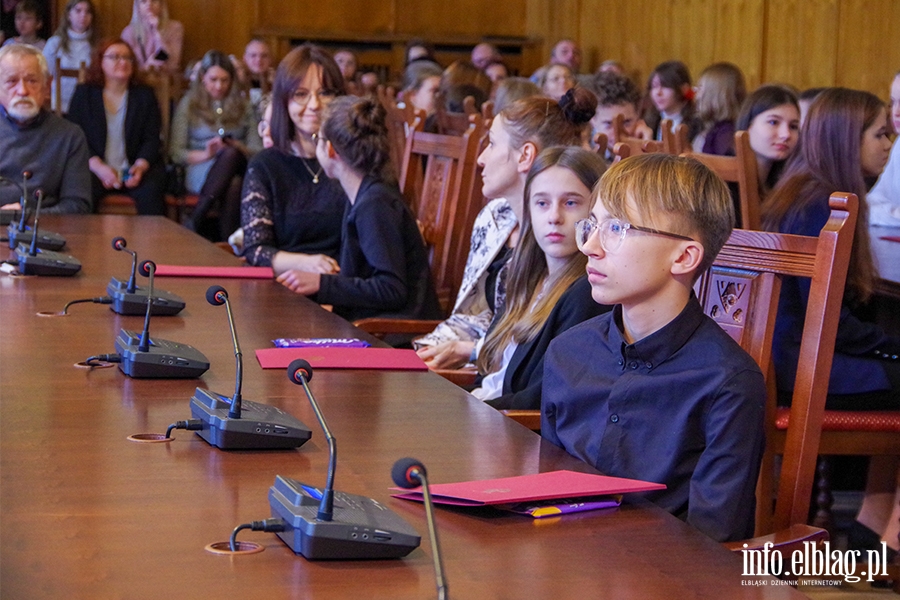 Wrczenie stypendiw na wyrwnywanie szans edukacyjnych dla uczniw klas sidmych i smych, fot. 21