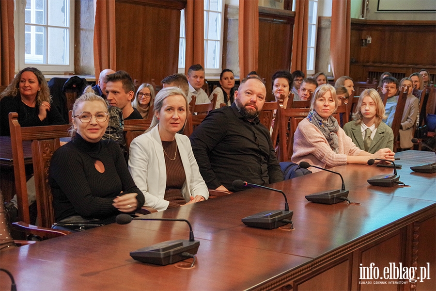 Wrczenie stypendiw na wyrwnywanie szans edukacyjnych dla uczniw klas sidmych i smych, fot. 32