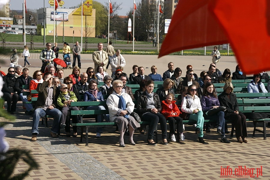 Transmisja uroczystoci pogrzebowych pary prezydenckiej na Placu Jagielloczyka, fot. 2