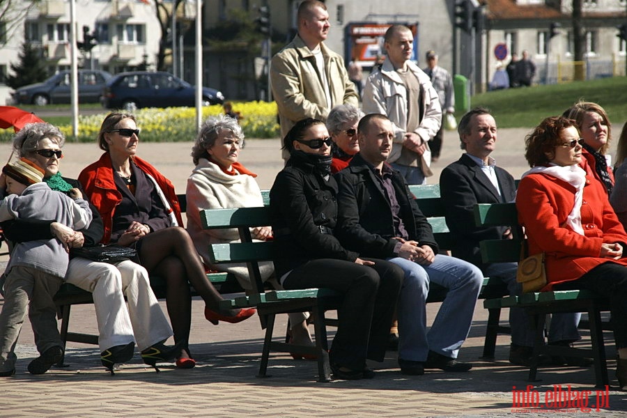 Transmisja uroczystoci pogrzebowych pary prezydenckiej na Placu Jagielloczyka, fot. 5