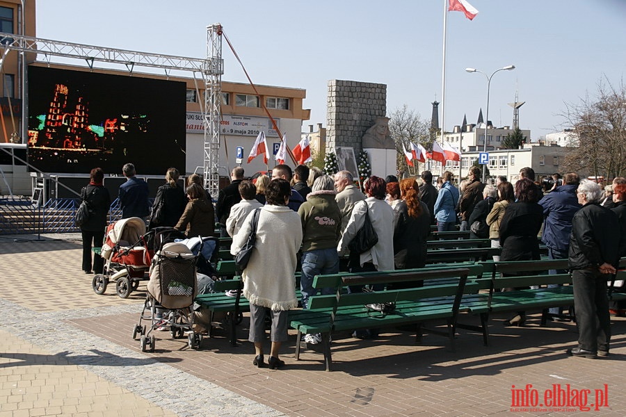 Transmisja uroczystoci pogrzebowych pary prezydenckiej na Placu Jagielloczyka, fot. 9