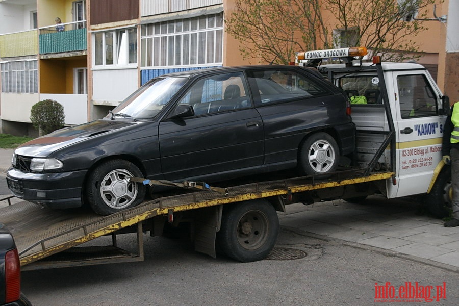 Odholowanie przez Stra Miejsk nieuywanych pojazdw z ul. Tuwima i Korczaka, fot. 1