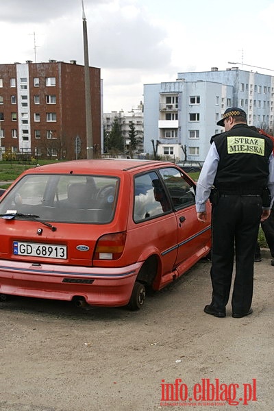 Odholowanie przez Stra Miejsk nieuywanych pojazdw z ul. Tuwima i Korczaka, fot. 8