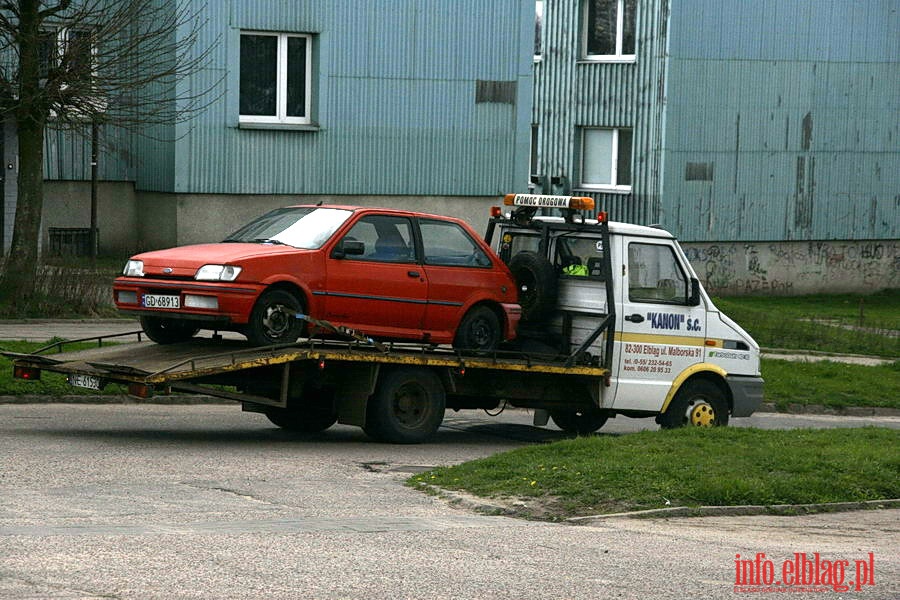 Odholowanie przez Stra Miejsk nieuywanych pojazdw z ul. Tuwima i Korczaka, fot. 14