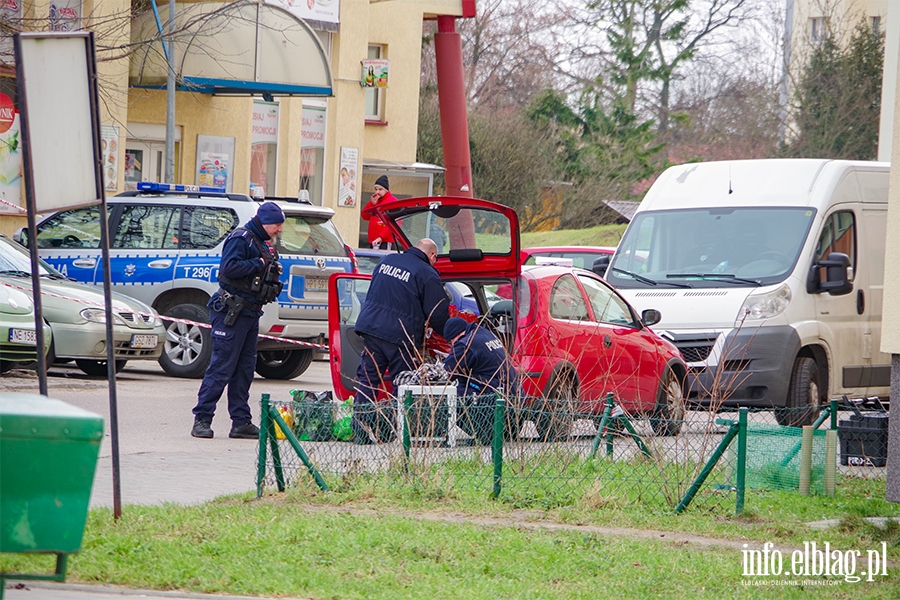 Okulickiego: W mieszkaniu znaleziono niebezpieczne substancje. Ewakuowano ok. 100 mieszkacw, fot. 25