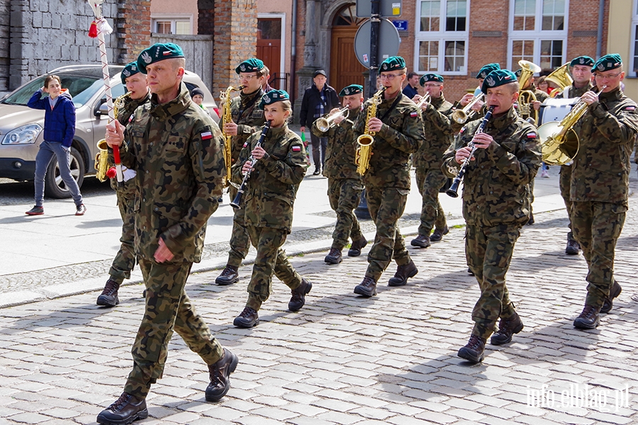 Elblg: Mieszkacy przeszli z 50-metrow flag ulicami starwki, fot. 17