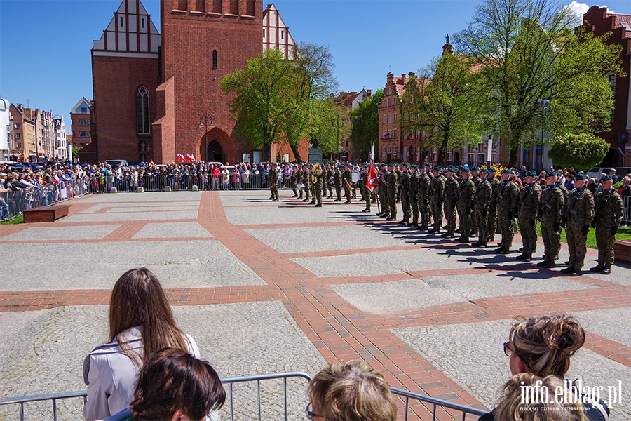 Obchody 232. rocznicy uchwalenia Konstytucji 3 Maja. witowalimy oficjalnie i... na rzece Elblg, fot. 26