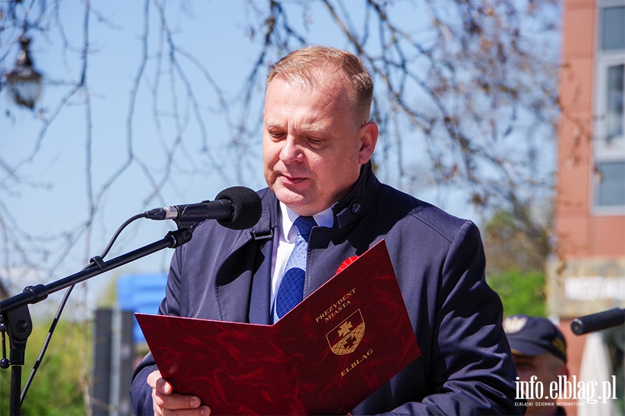 Obchody 232. rocznicy uchwalenia Konstytucji 3 Maja. witowalimy oficjalnie i... na rzece Elblg, fot. 38