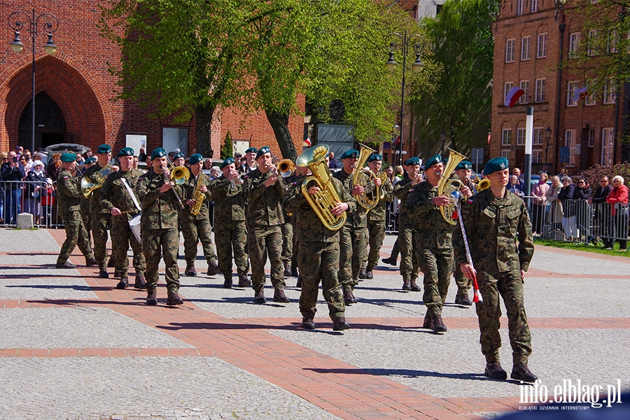 Obchody 232. rocznicy uchwalenia Konstytucji 3 Maja. witowalimy oficjalnie i... na rzece Elblg, fot. 45