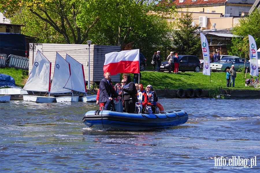 Obchody 232. rocznicy uchwalenia Konstytucji 3 Maja. witowalimy oficjalnie i... na rzece Elblg, fot. 92