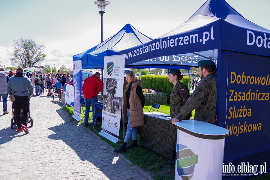 Obchody 232. rocznicy uchwalenia Konstytucji 3 Maja. witowalimy oficjalnie i... na rzece Elblg, fot. 147