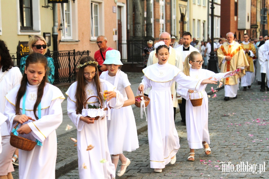 Elblg: Procesja przesza ulicami Starego Miasta. Wierni witowali Boe Ciao , fot. 15