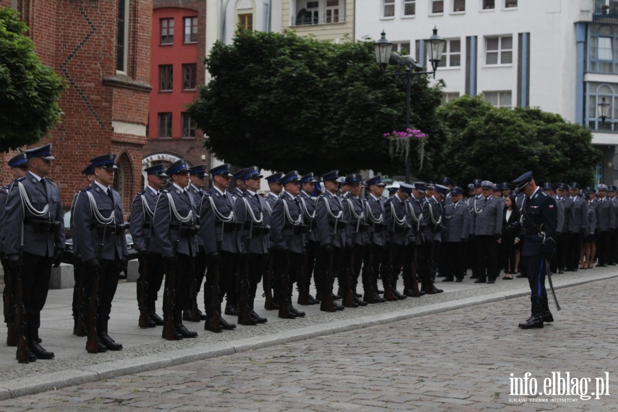 Wyrniono 88 funkcjonariuszy i pracownikw KMP w Elblgu, fot. 28