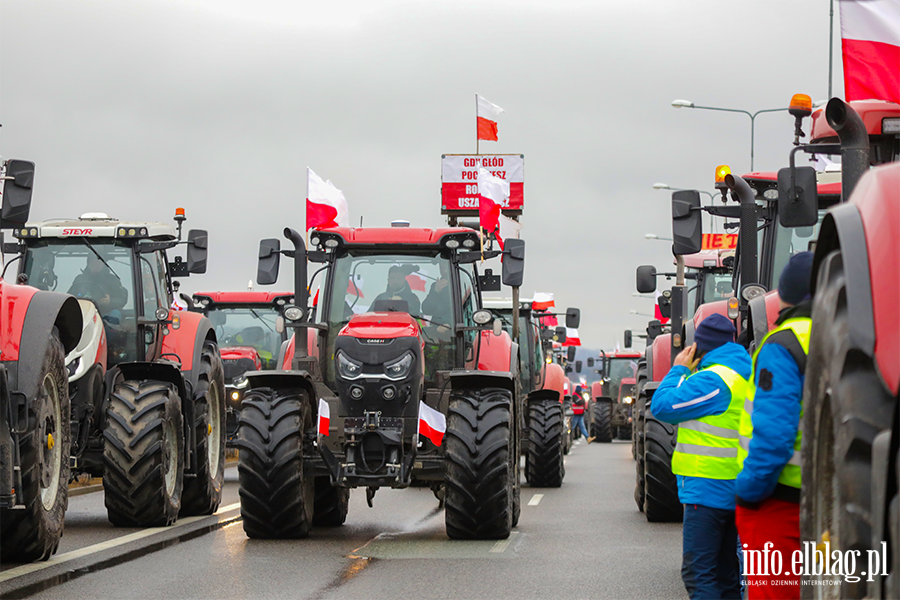 Elblg: Rolnicy protestuj na obwodnicy. Kilkaset maszyn zablokowao drog S7, fot. 24