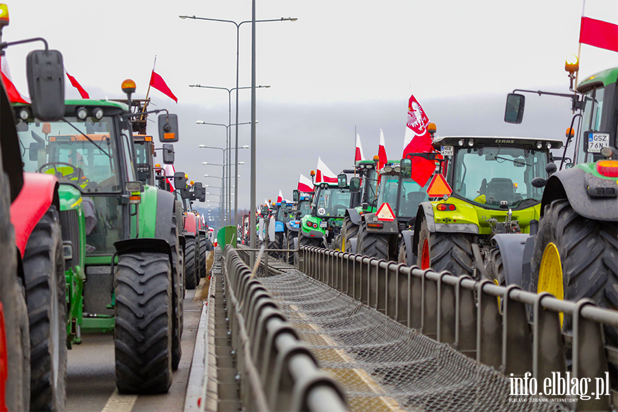 Elblg: Rolnicy protestuj na obwodnicy. Kilkaset maszyn zablokowao drog S7, fot. 27