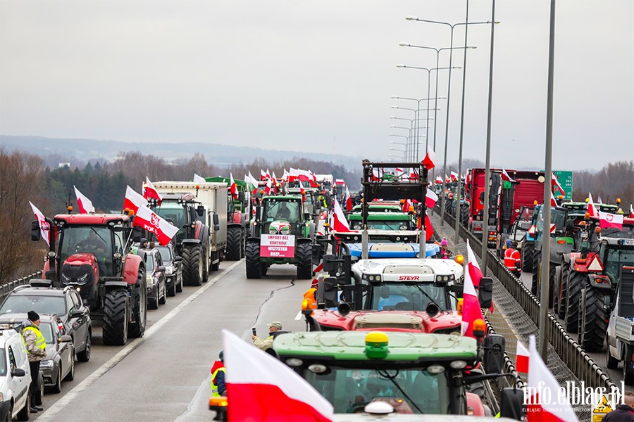 Elblg: Rolnicy protestuj na obwodnicy. Kilkaset maszyn zablokowao drog S7, fot. 32