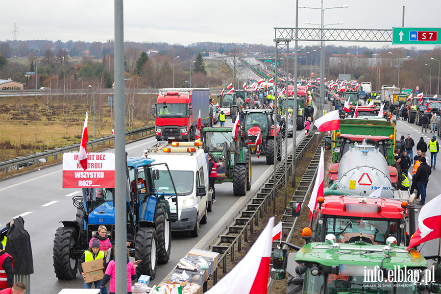 Elblg: Rolnicy protestuj na obwodnicy. Kilkaset maszyn zablokowao drog S7, fot. 33