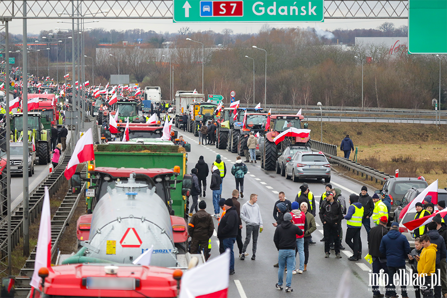 Elblg: Rolnicy protestuj na obwodnicy. Kilkaset maszyn zablokowao drog S7, fot. 34