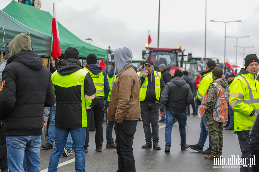 Elblg: Rolnicy protestuj na obwodnicy. Kilkaset maszyn zablokowao drog S7, fot. 38