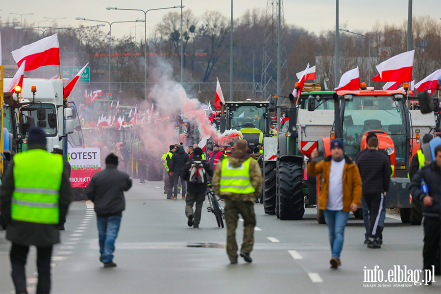 Elblg: Rolnicy protestuj na obwodnicy. Kilkaset maszyn zablokowao drog S7, fot. 39