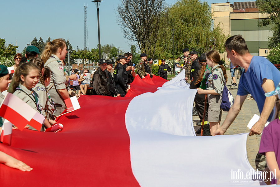 Mieszkacy Elblga przeszli ulicami z 50-metrow flagPolski , fot. 2