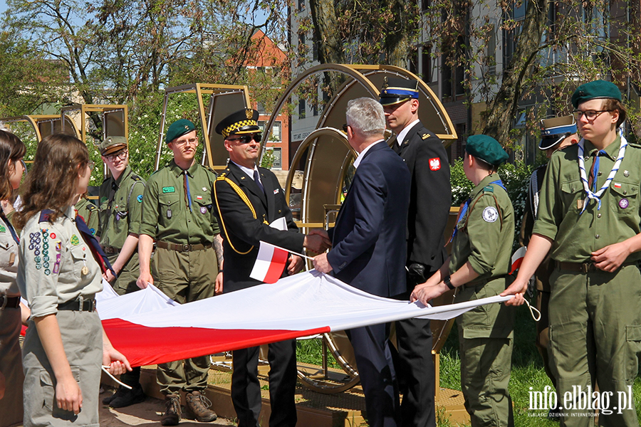 Mieszkacy Elblga przeszli ulicami z 50-metrow flagPolski , fot. 7